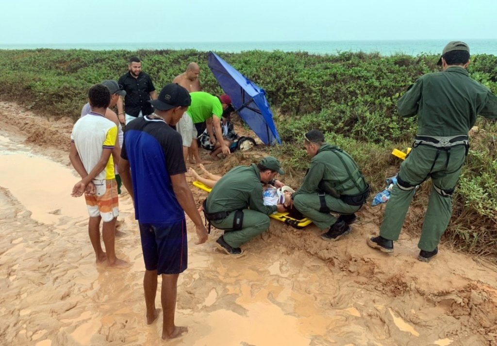 Turista é socorrida após cair de quadriciclo na praia do Gunga