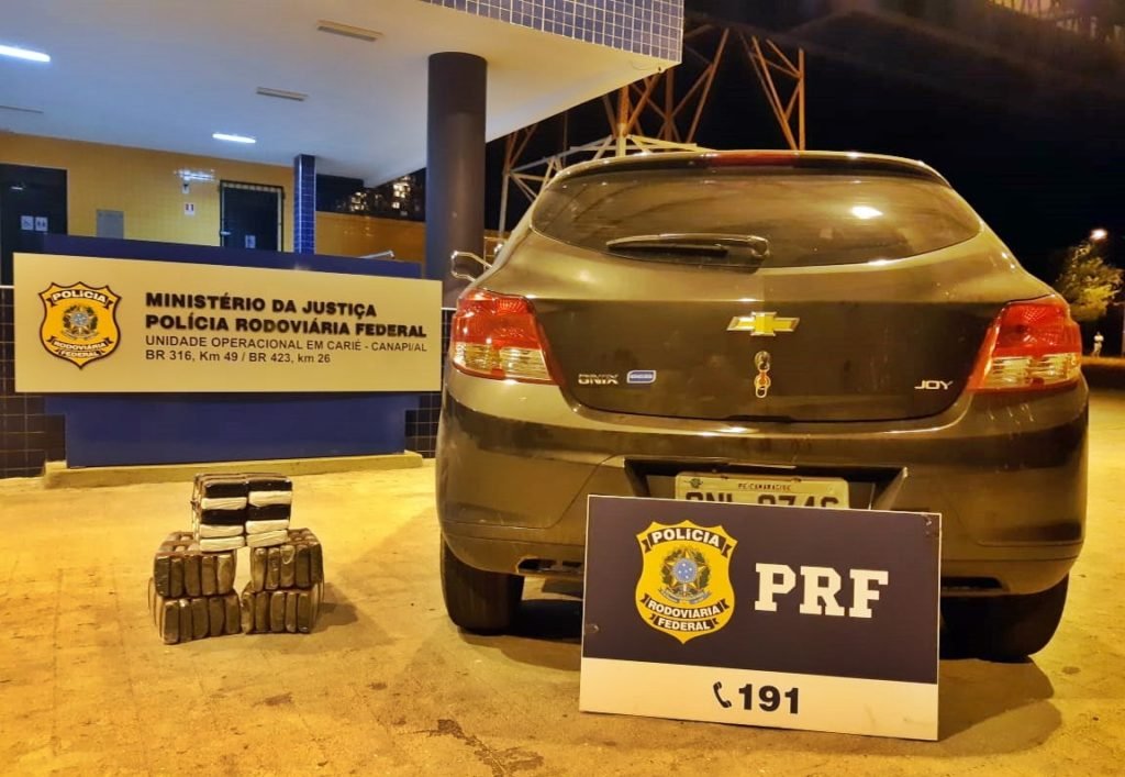 PRF prende casal transportando 30kg de maconha em carro roubado na BR 423 em Alagoas 1 Ascom PRF/AL
