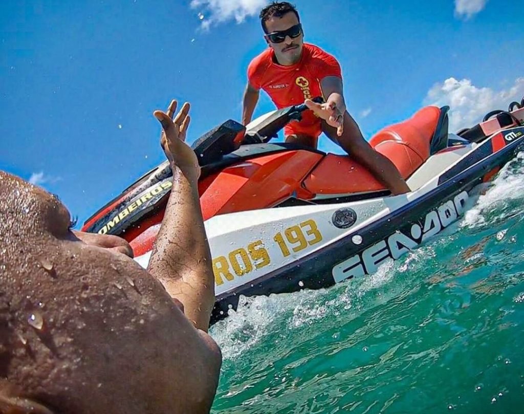 Guarda-vidas salvam pai e filho de afogamento na Praia do Francês