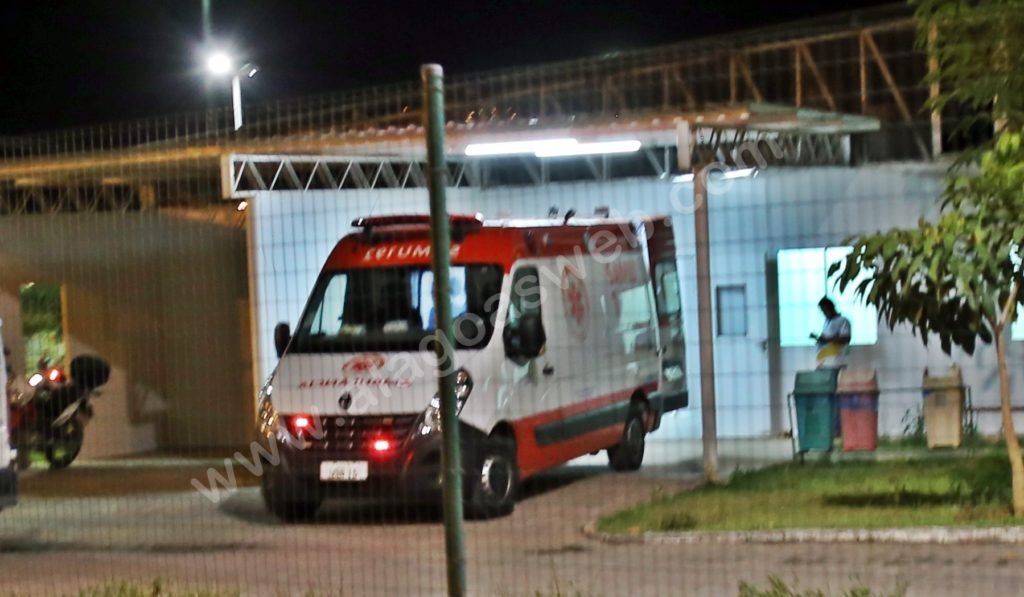 Motociclista é socorrido após bater em caminhão de lixo estacionado em São Miguel dos Campos