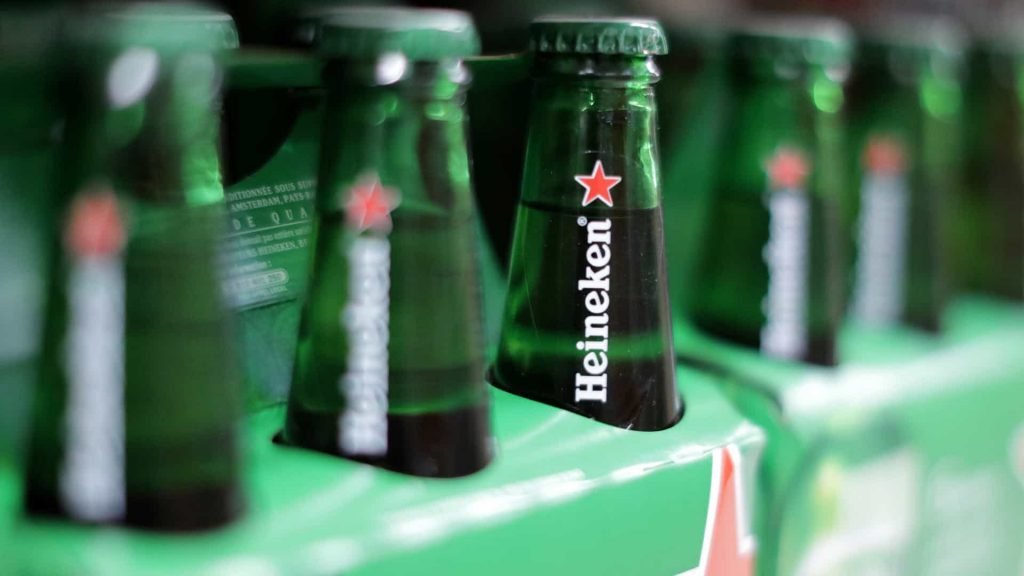 Heineken muda fórmula da cerveja sem avisar a consumidores no Brasil