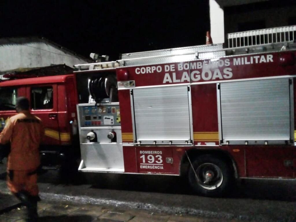 Mulher e adolescente ficam feridas após caírem em fossa