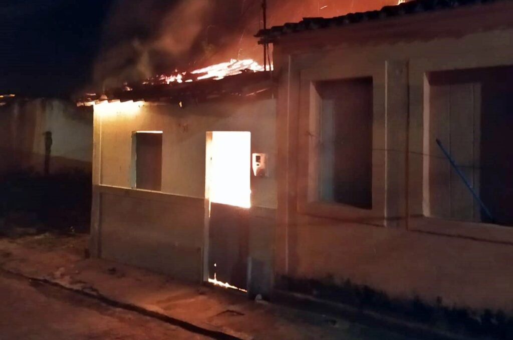 Jovem incendeia a própria casa com familiares dentro no interior