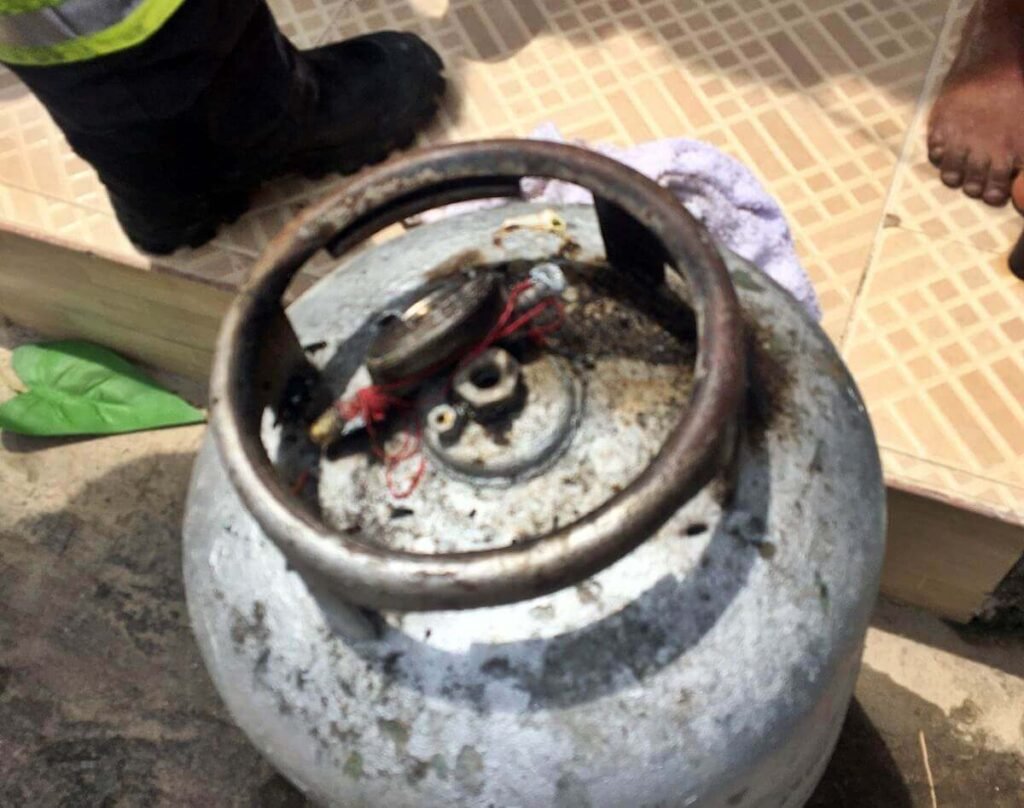 Explosão de botijão de gás após incêndio deixa mulher ferida