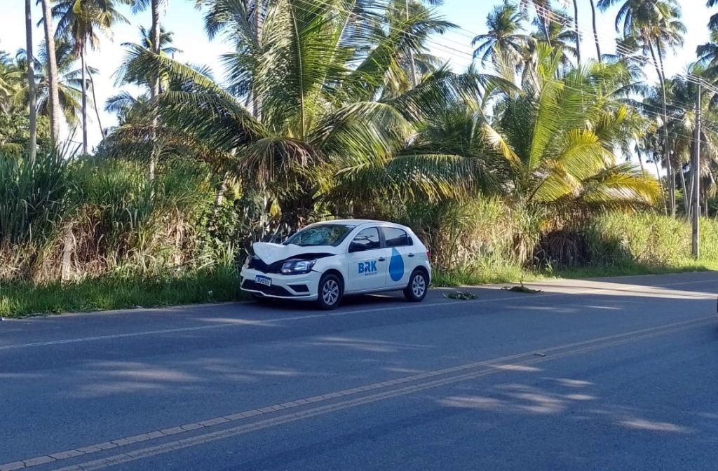 Motorista perde o controle do carro, invade ponto de ônibus e mata uma pessoa AL 101 Norte 1 BPRv