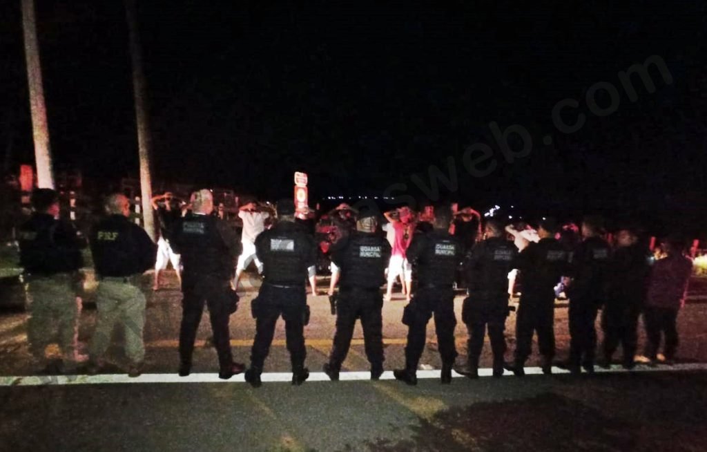 Ação conjunta da PRF e GCM flagra grupo de jovens praticando racha na BR 101 em Teotônio Vilela