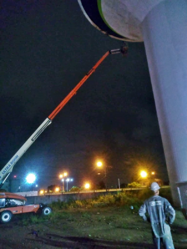 Duas pessoas ficam presas a 30 metros de altura 1 CBM