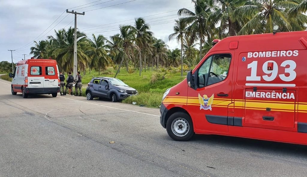 Capotamento deixa vítimas na AL 110 em Feliz Deserto 1 CBM/AL