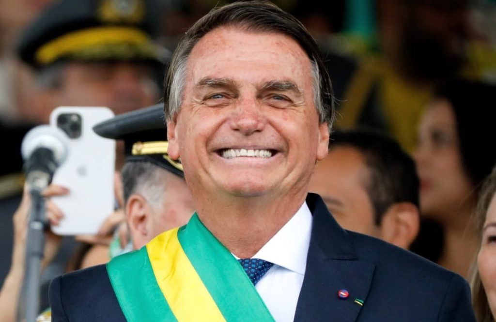 Bolsonaro e Cid são indiciados por falsificação no cartão de vacina