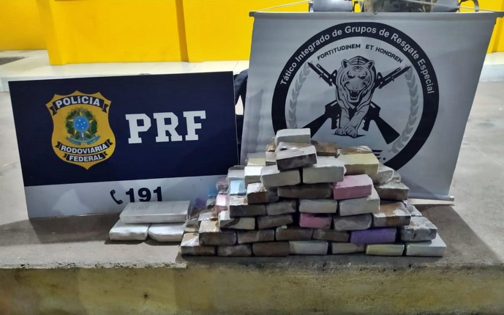 PRF, TIGRE e SSP apreendem 39kg de drogas em caminhão cegonha na BR 101 no interior de Alagoas 1 PRF/AL