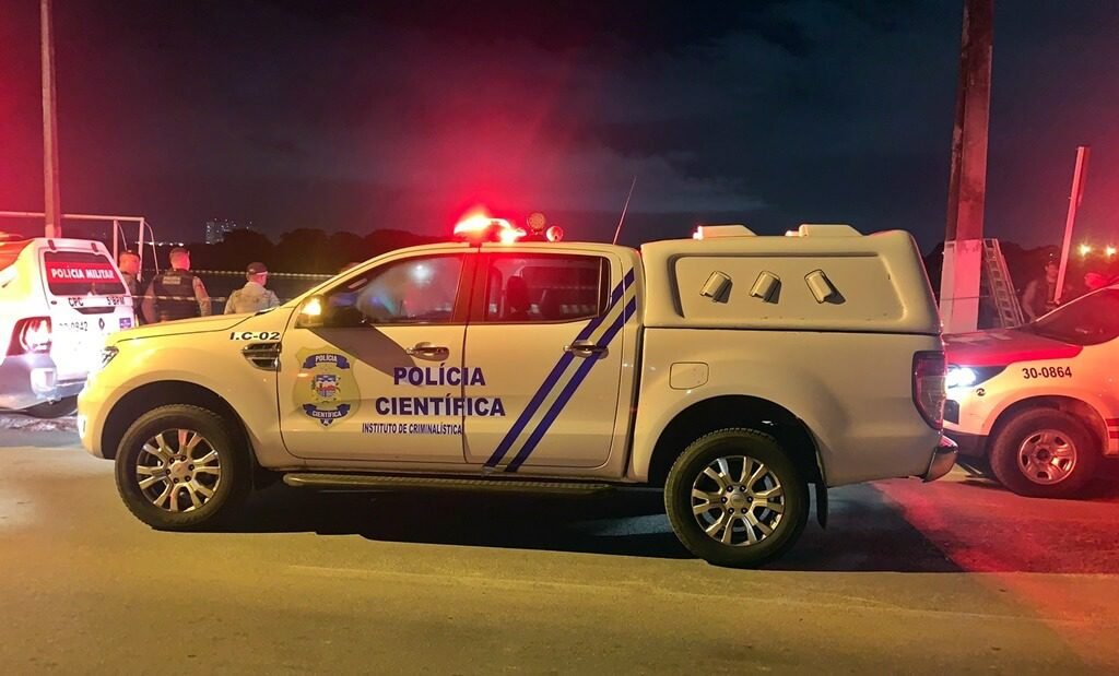 Corpo é encontrado boiando com pernas amarradas e marcas de tiros