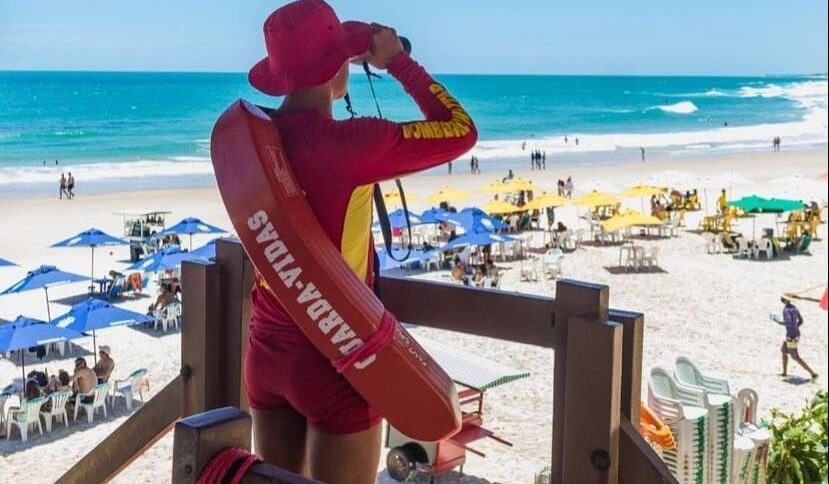 Bombeiros salvam quatro turistas argentinos de afogamento na praia do Francês