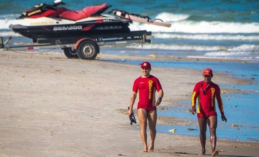 Bombeiros realizam resgate de três mulheres vítimas de afogamento na Praia do Francês