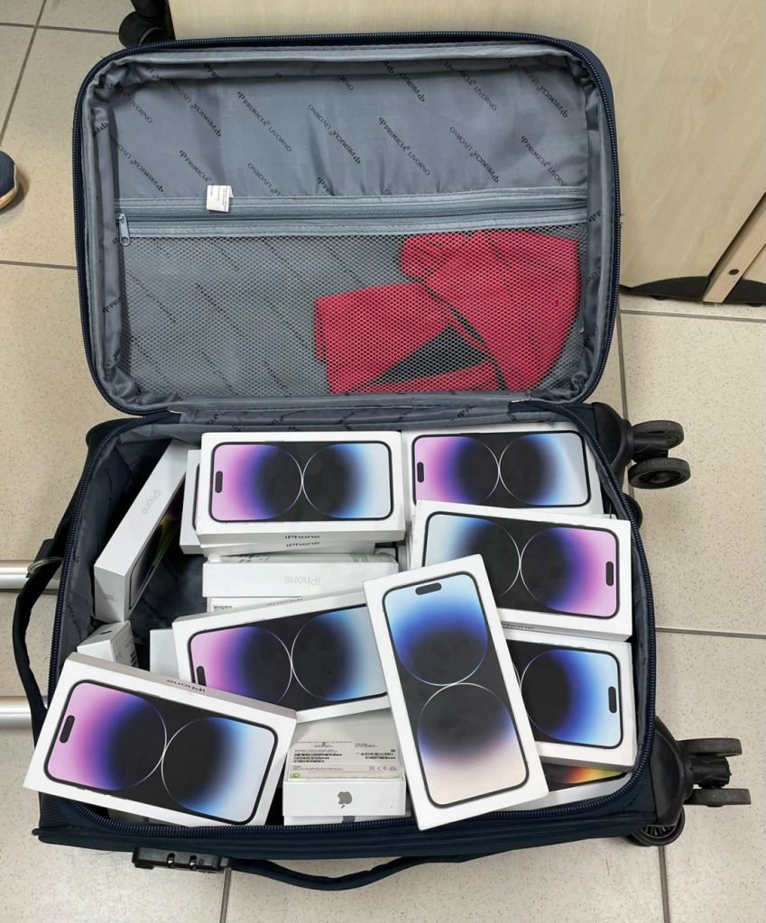 PF apreende carga de iPhones avaliada em R$ 559 mil; três pessoas foram presas