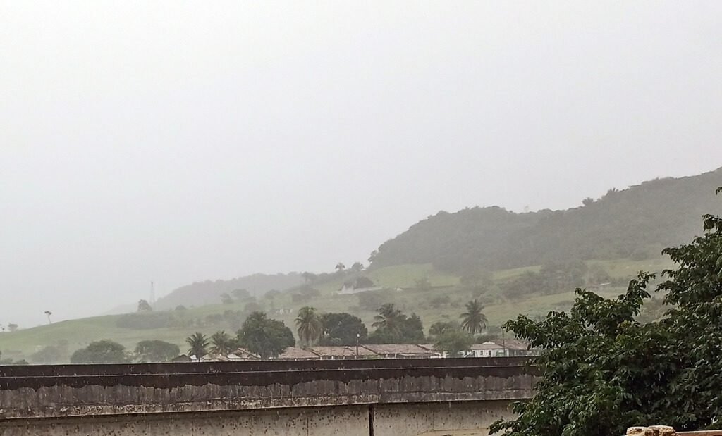 Inmet alerta sobre vento e chuvas intensas em diversas partes do país
