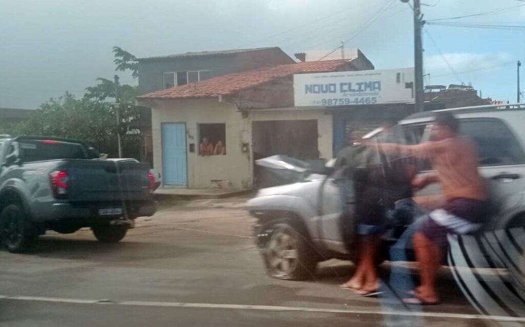 Acidente envolvendo carro e caminhão deixa uma pessoa ferida na Barra