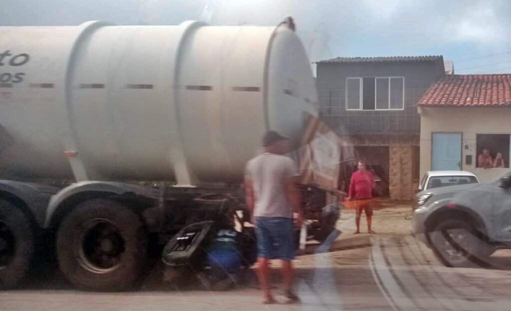Acidente envolvendo carro e caminhão deixa uma pessoa ferida na Barra