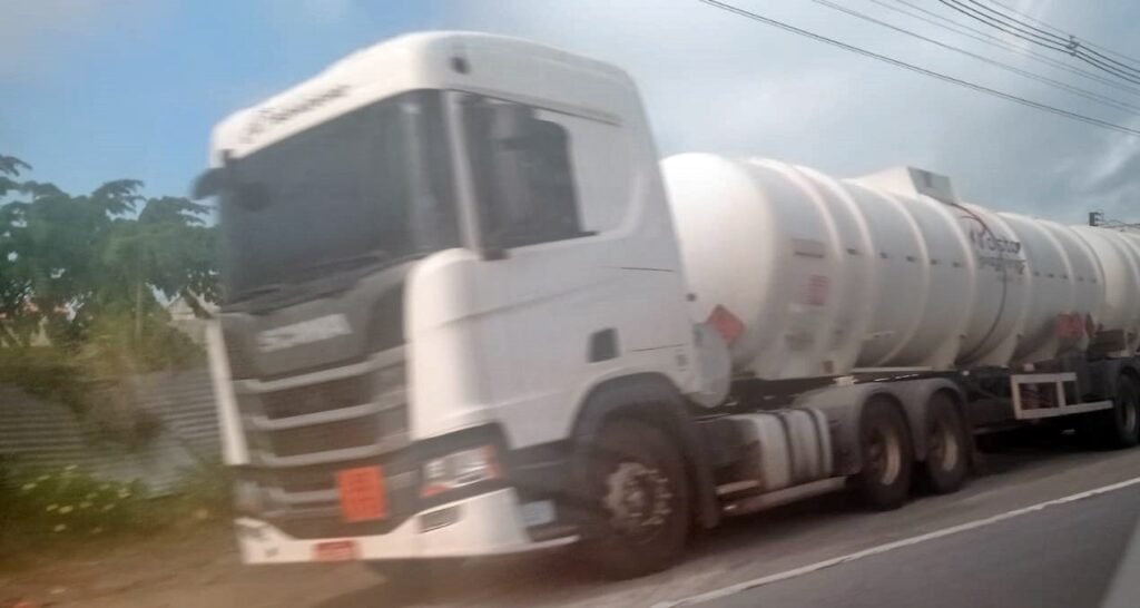 Acidente envolvendo carro e caminhão deixa uma pessoa ferida na Barra