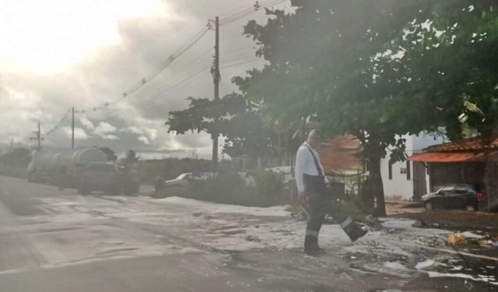 Acidente envolvendo carro e caminhão deixa uma pessoa ferida na Barra