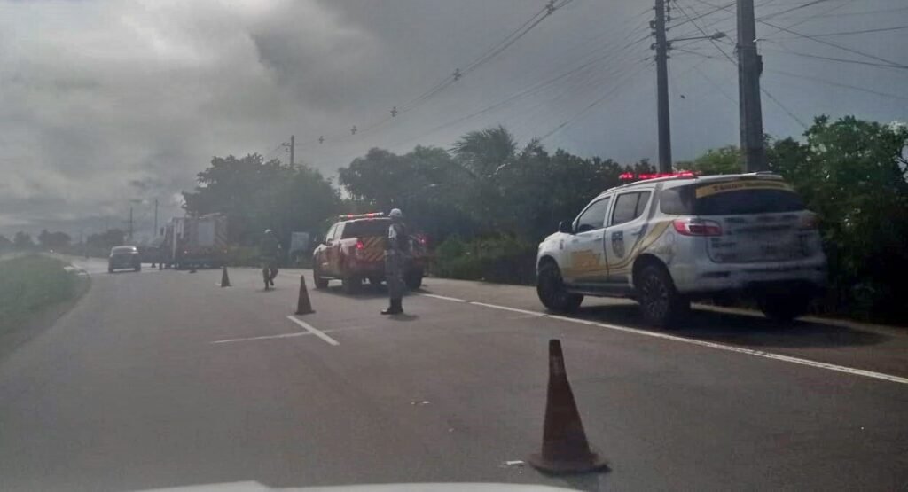 Acidente envolvendo carro e caminhão deixa uma pessoa ferida na Barra