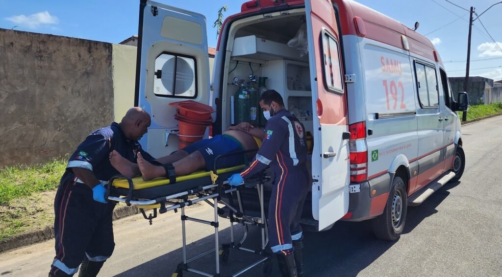 Adolescente é resgatado em estado grave após queda