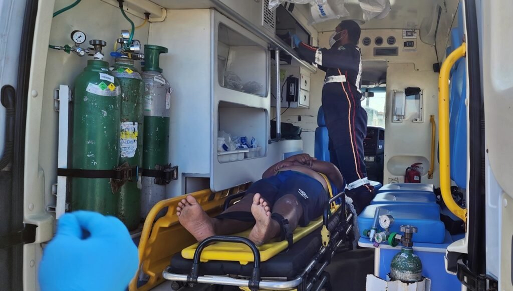 Adolescente é resgatado em estado grave após queda