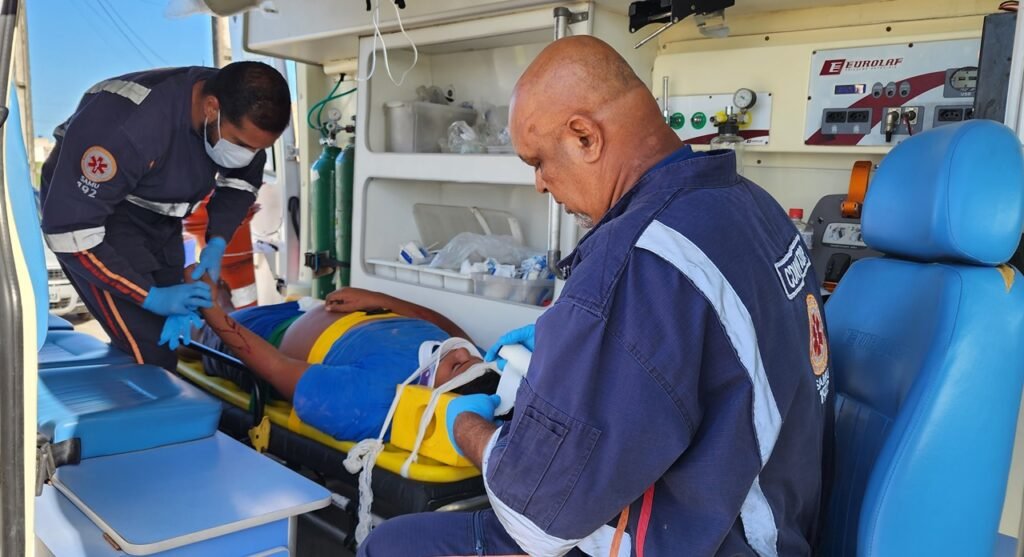 Adolescente é resgatado em estado grave após queda