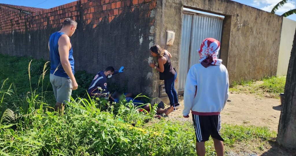 Adolescente é resgatado em estado grave após queda