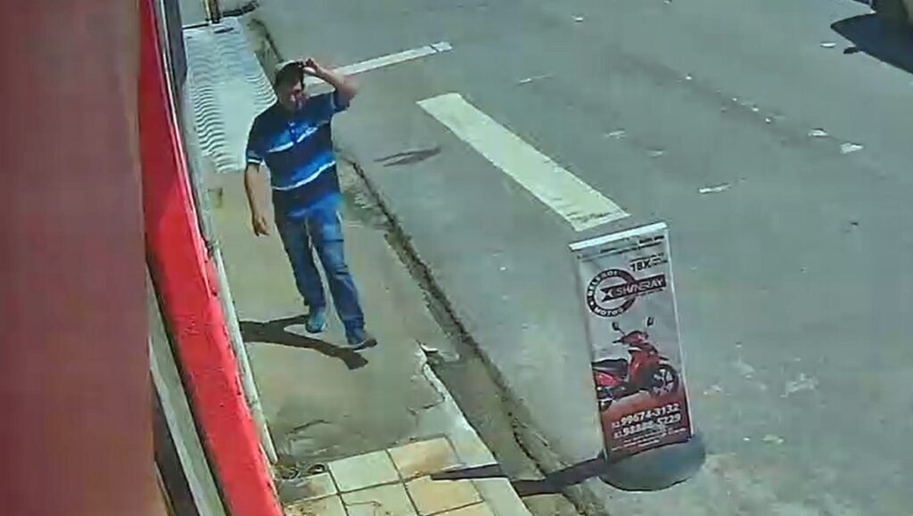 Bandido é flagrado por câmeras de segurança ao assaltar loja de motos no Centro de São Miguel (foto: Polícia Militar de Alagoas)