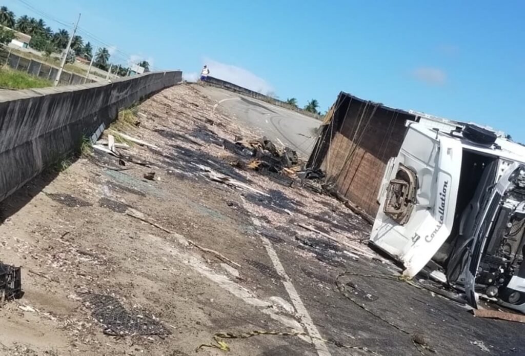 Caminhão tomba em cima de viaduto na Barra de São Miguel dos Campos