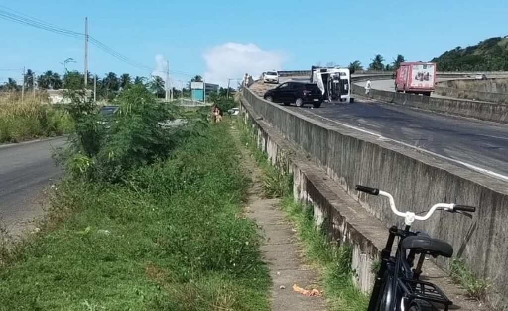 Caminhão tomba em cima de viaduto na Barra