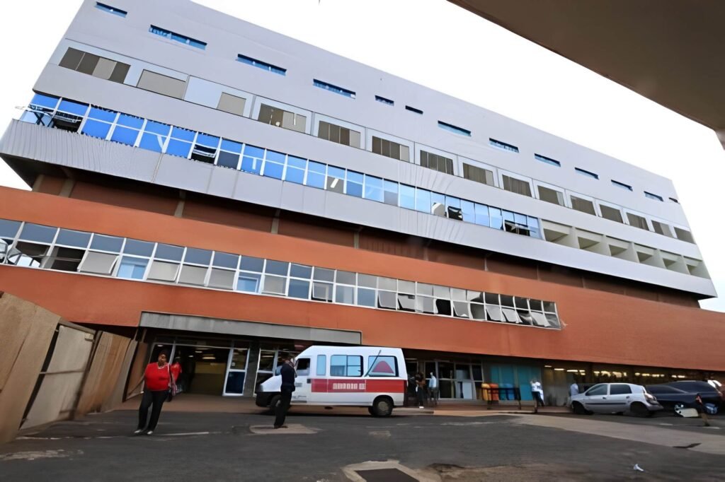 Idoso morre dentro ambulância após esperar