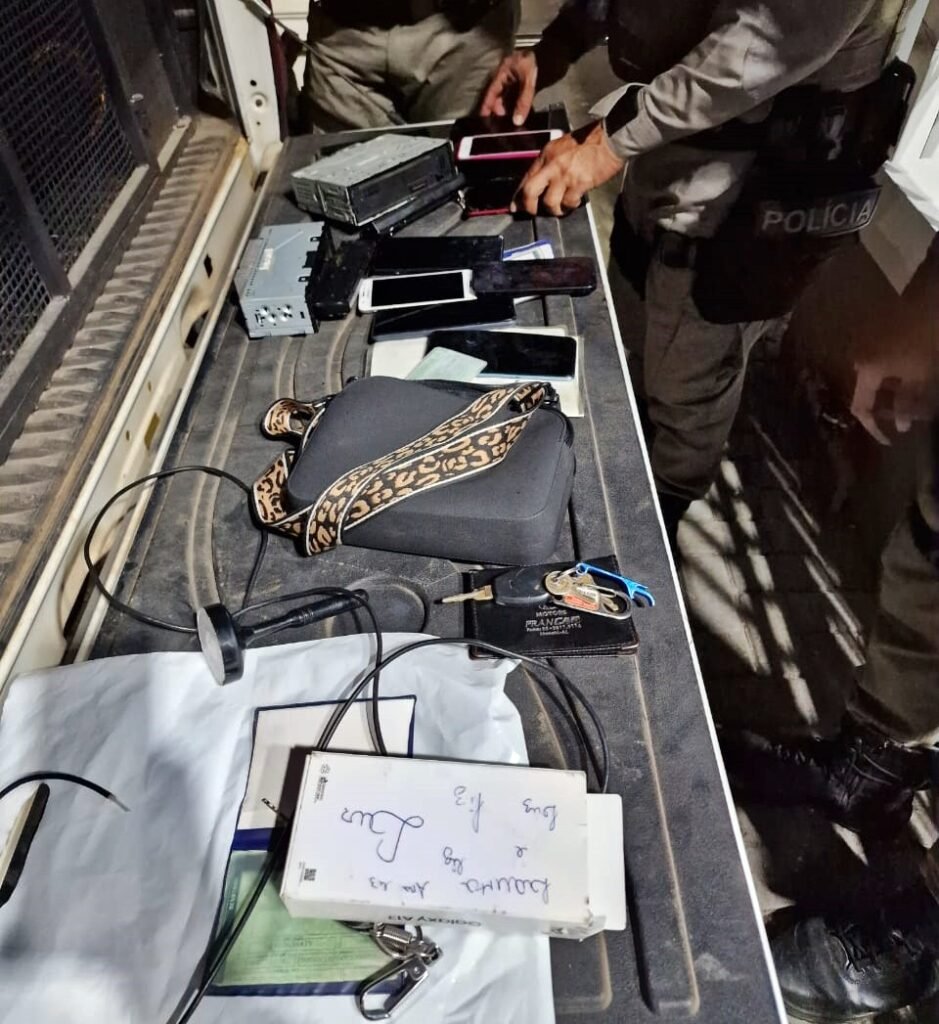 PM prende suspeito e recupera celulares e equipamentos de som roubados durante festa em Anadia