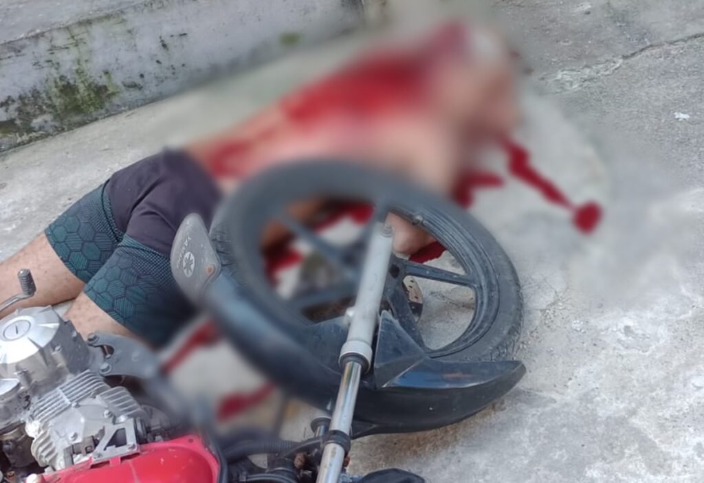 morto a tiros e facadas na frente da casa da namorada