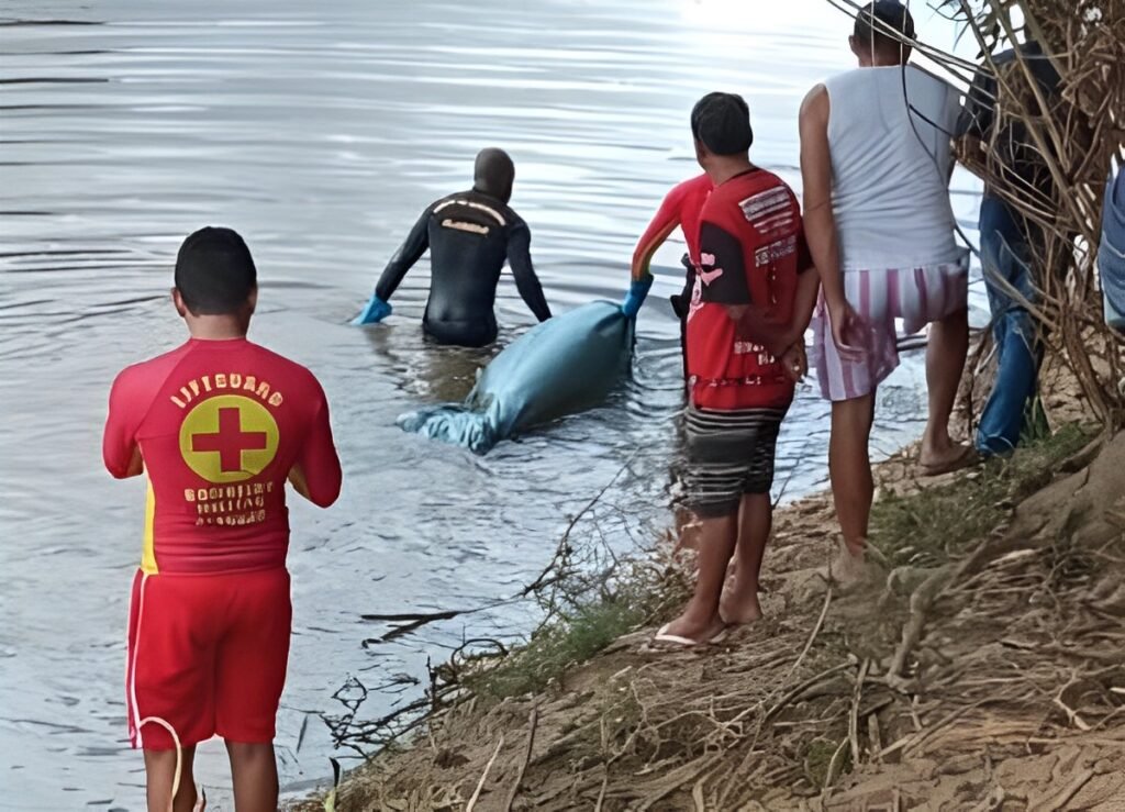 Bombeiros encontram corpo de jovem que caiu em rio
