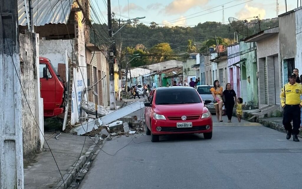 Caminhão desce dique de lavagem e quase provoca tragédia no Centro de São Miguel dos Campos