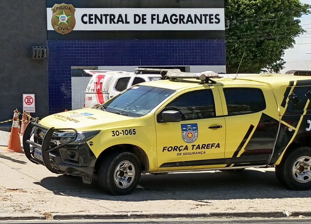 Mulher é presa por assassinar 2 filhos e tentar matar a própria mãe