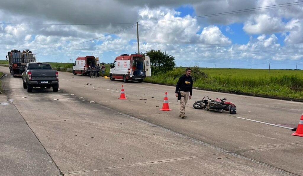 Colisão entre moto e carreta deixa vítima fatal na BR-101 em Campo Alegre