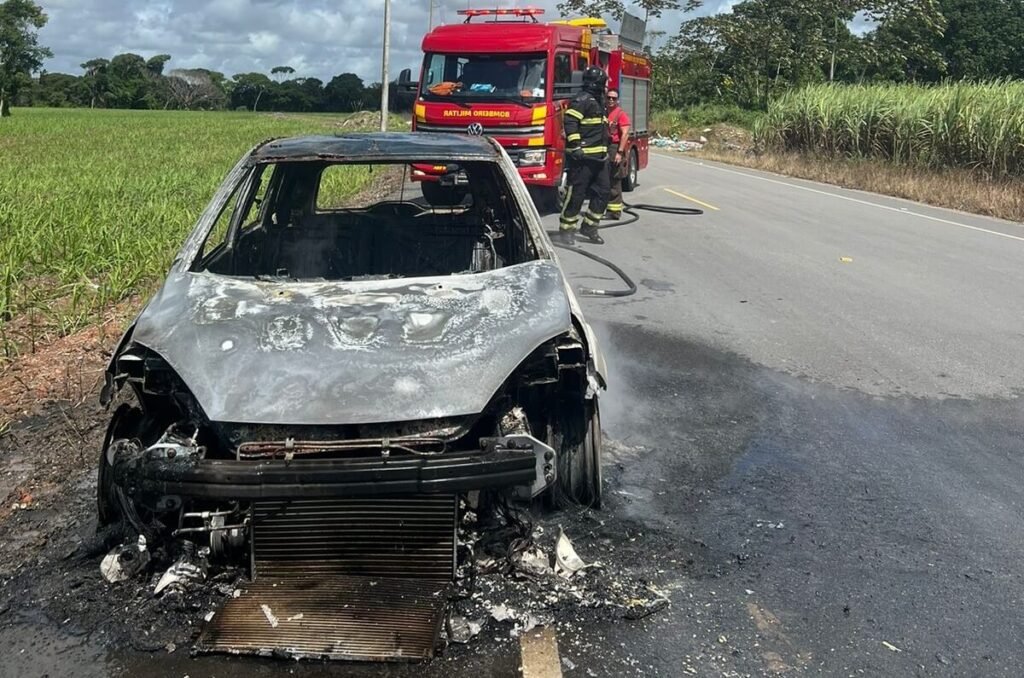 Ford Fiesta fica destruído após incêndio; Corpo de Bombeiro foi acionado