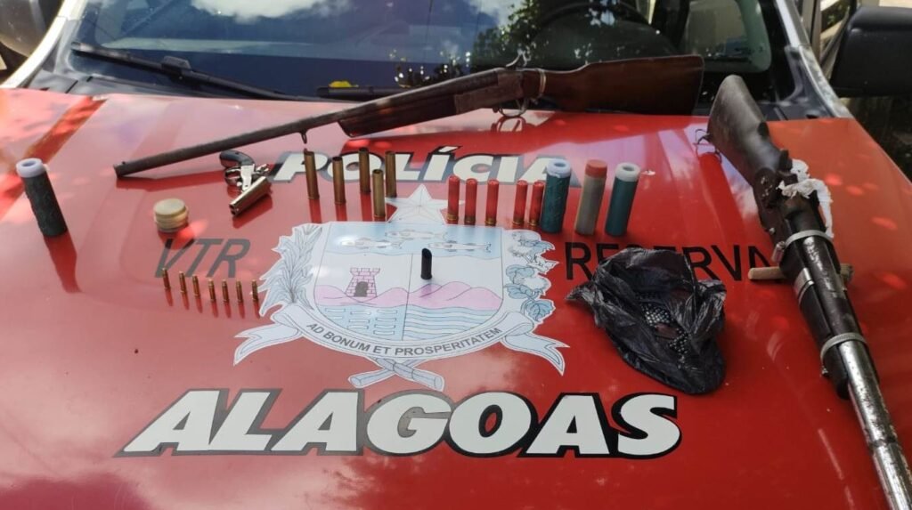 Idoso de 71 anos é denunciado e preso com três arma de fogo após agredir a companheira