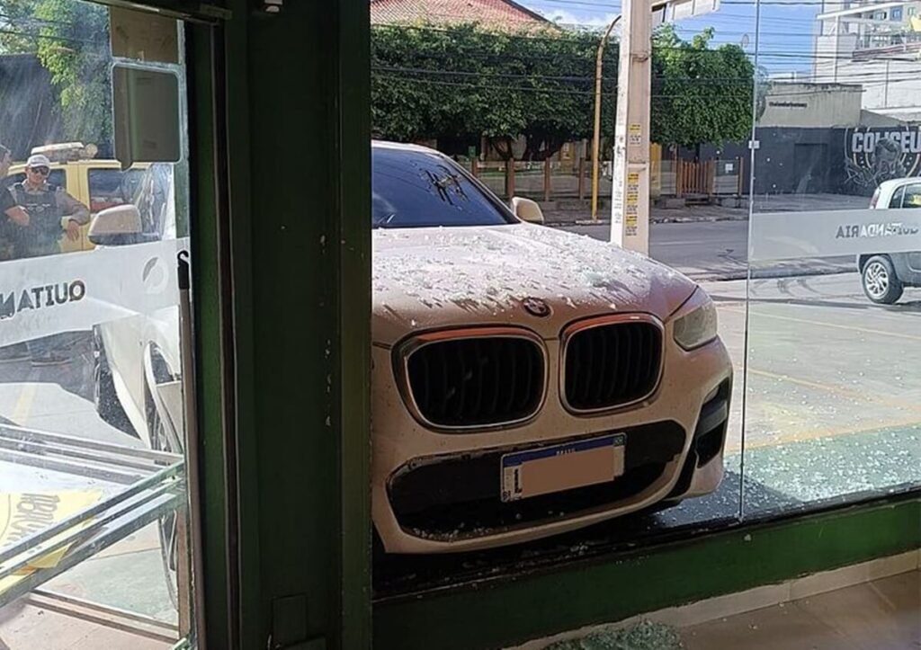 Médico dirigindo BMW embriagado é preso após colidir com carro em supermercado