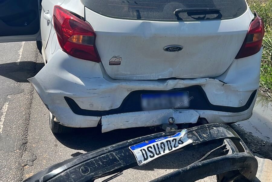 Motorista foge após provocar colisão traseira; para-choques do veículo ficou no local com a placa
