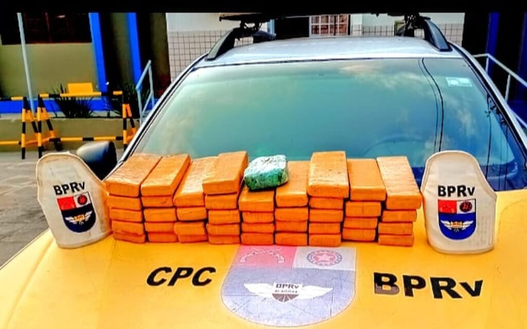 Mulher é presa com 20kg de maconha e cocaína em ônibus