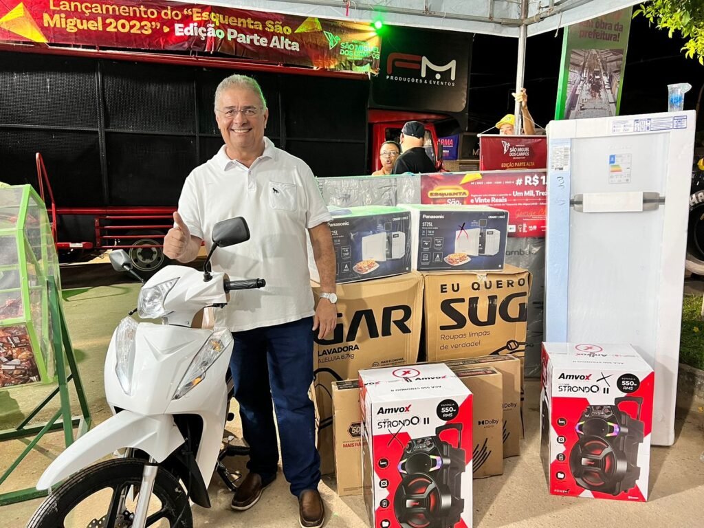 Prefeito George Clemente sorteia prêmios