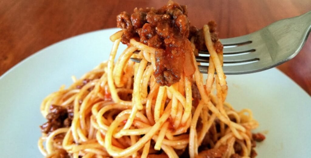 Jovem morre após comer macarrão 'guardado' por 5 dias fora da geladeira