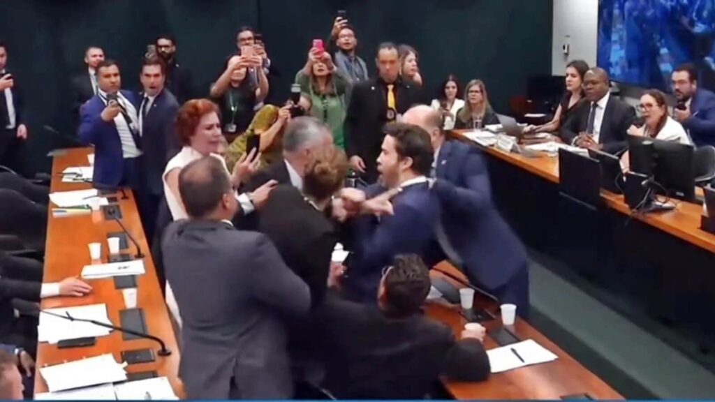 Deputado do PP e Janones protagonizam bate-boca e empurrão durante confusão generalizada na Câmara