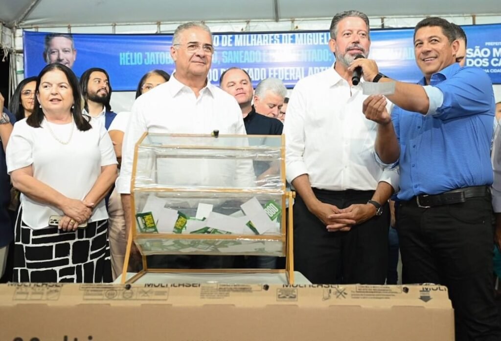 George Clemente e Arthur Lira entregaram a 1ª etapa do Hélio Jatobá em São Miguel dos Campos