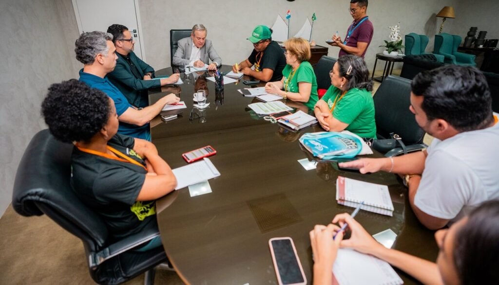 Governo discute fim da greve com Sinteal e ouve reivindicações de servidores