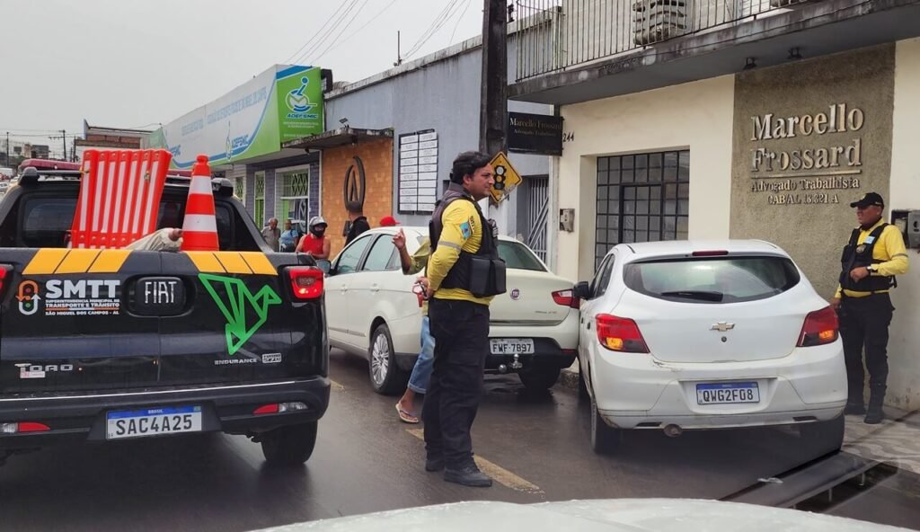 Motorista perde controle do carro e provoca colisão no Centro de São Miguel dos Campos