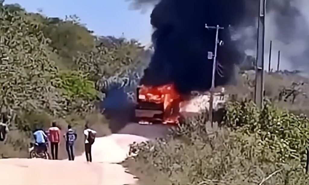 Ônibus com estudantes indo para escola pega fogo no interior de Alagoas
